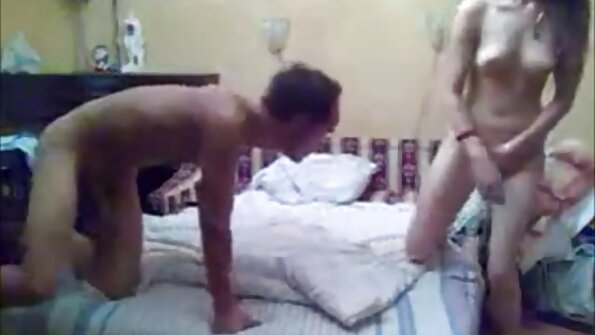 Kaislīgas porno meitenes bauda laizīšanu pie baseina