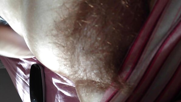Seksīga blondīne tiek izdrāzta ar spēcīgu dzimumlocekli ārā