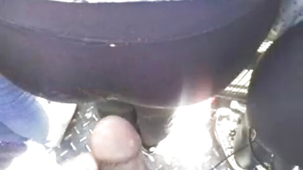 Iesauļota dīdžeja ar sulīgām krūtīm pārvērš lielu dzimumlocekli incītī POV klipā