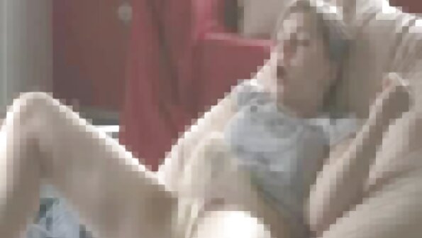 Publiski jāšanās zem tilta ar krāšņo blondīni