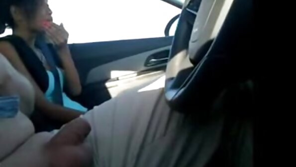 Šai sīkajai melnkoka smukulītei patīk, ka viņas vīrieši ir piesprādzēti un ragaini