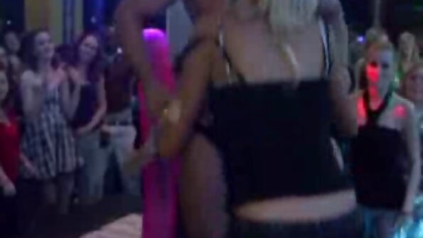 Mīļo meiteni Leisiju satriec porno veterāns